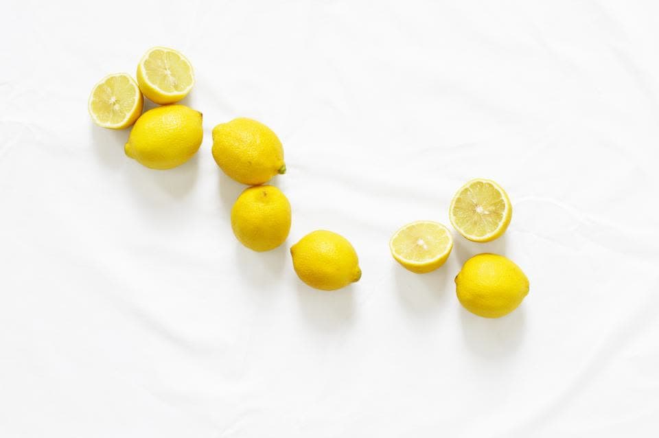 Beyaz zemin üzerinde yarım ve bütün limonlar